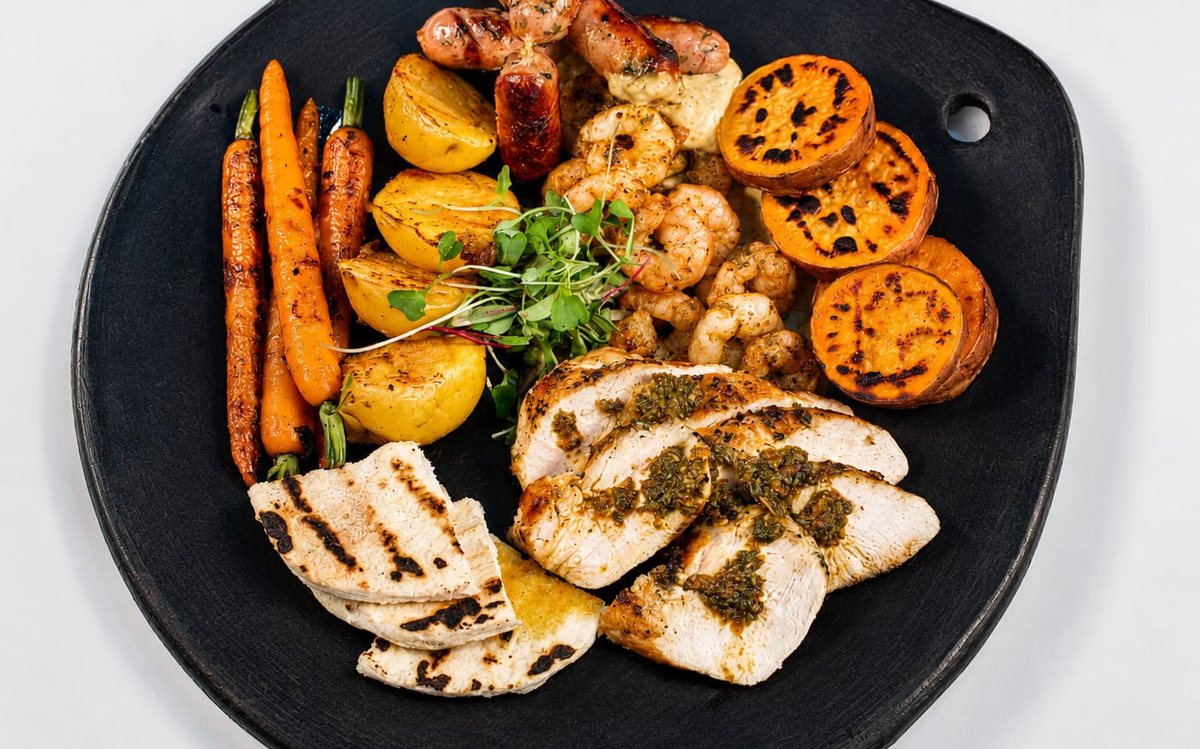 Parrillada con pollo, chorizo y vegetales con Chimichurri Mandarino