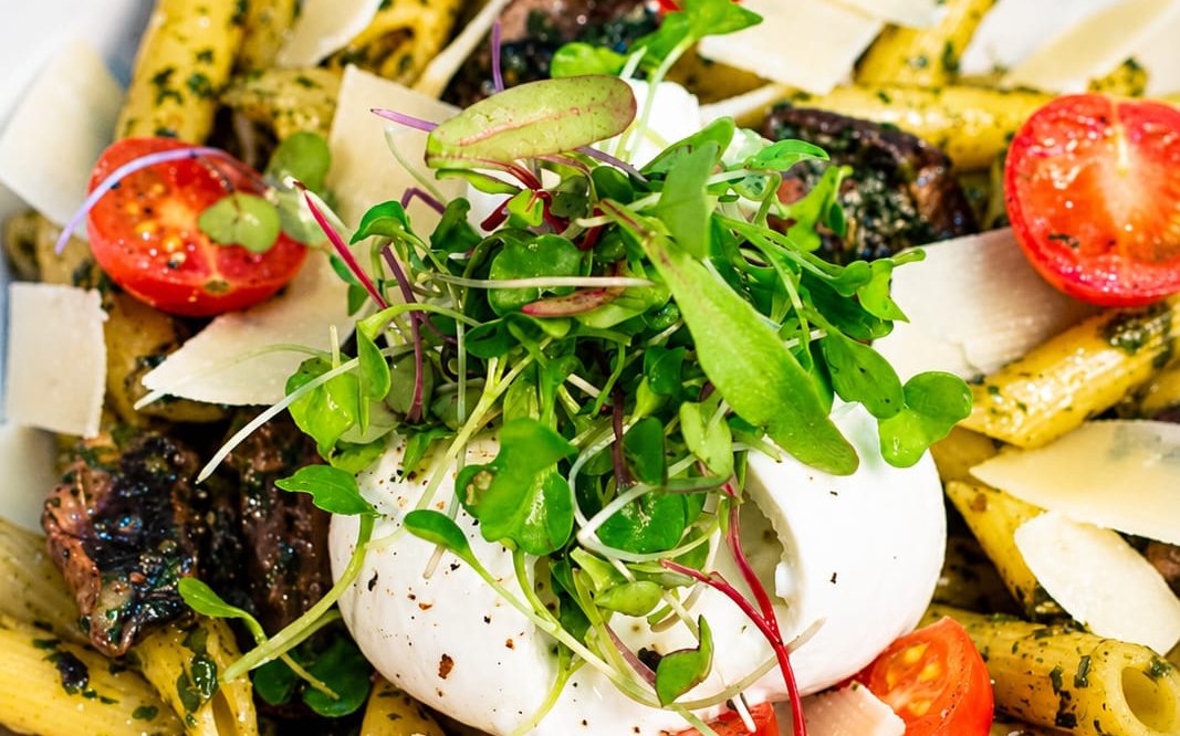 Penne al pesto con burrata, tomates y parmesano