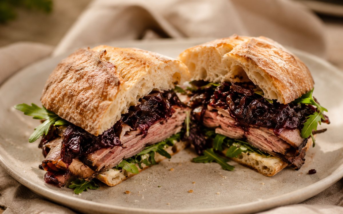 Sándwich de roast beef con mermelada de cebolla al vino tinto