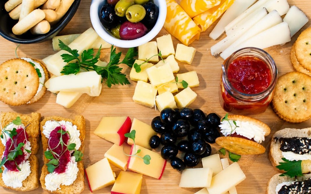 Tabla de quesos con mermelada de autor, tostadas y aceitunas
